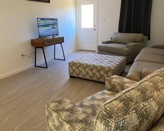 Rawhide Ridge Cozy Extended Stay - Pleasanton - Living room