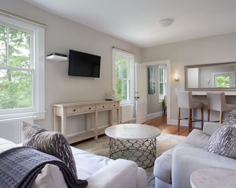 Lakehouse Inn - לי - סלון