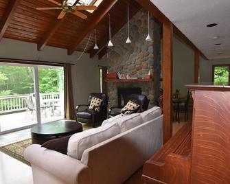 NH Mountain Getaway! Secluded location near Squam Lake - Holderness - Living room
