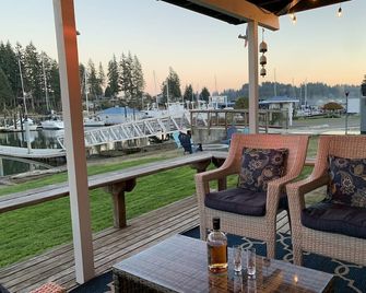 The Beach Barn - Waterfront Cottage on Case Inlet - Kayaks, Beach, Stunning View - Allyn - Balcony