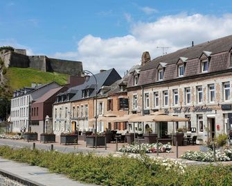 Hotel Val Saint Hilaire - Givet - Gebouw