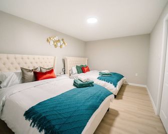 Great Falls Luxe Haven: 5br/3ba Modern Oasis! - Great Falls - Bedroom