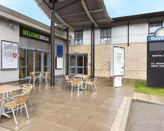 Days Inn by Wyndham Donington A50 - Derby - Patio