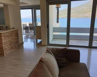 Penthouse -Breathtaking sea view-Just on the beach - Loutraki - Sala de estar