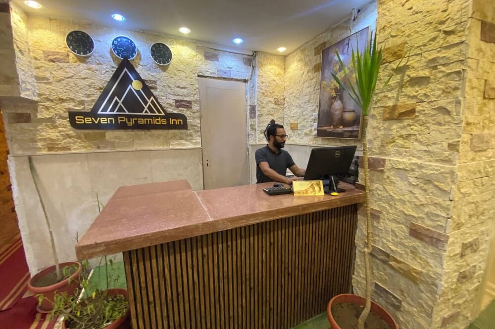 Seven Pyramids View Inn - Rooftop Breakfast - קהיר - דלפק קבלה