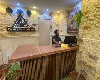 Seven Pyramids View Inn - Rooftop Breakfast - קהיר - דלפק קבלה
