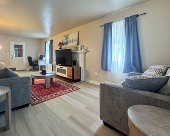 15 Mi to Dtwn Detroit: Cozy Family Home w/ Yard! - Detroit
