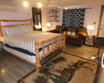 Yellowstone Studio # 3. Just One Mile From Yellowstone's Main Entrance - West Yellowstone - Bedroom