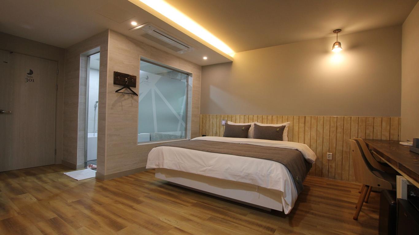 Jade hotel