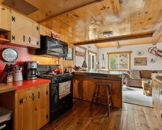 Rustic Retreat|pets Ok, Near Village, Fireplace - Wrightwood - Kitchen