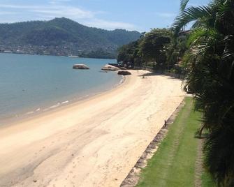 House right on the beach in a gated community near the center of Angra. - Angra dos Reis - Playa