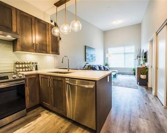 Stunning West Coast Penthouse - Nanaimo - Kitchen