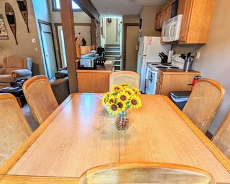 Frost Hollow by Avantstay Deck w/ Grill, Game Room Loft - White Haven - Salle à manger
