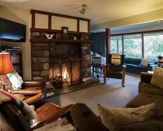Northland Lodge - Waterton - Living room