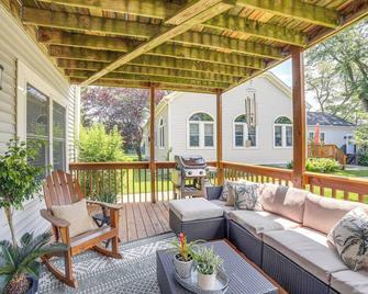 Walk to Lake Michigan - South Haven Condo! - South Haven - Patio