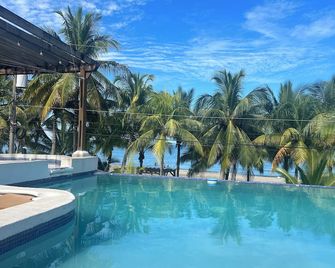 Cesar Mariscos - Tela - Piscina