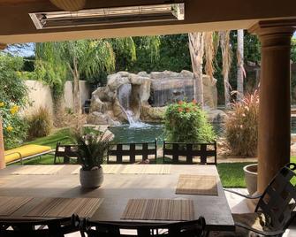 Summer Discounts! Large Pool - Stays Cool!! 8ft Deep +river. - Palm Springs - Pátio