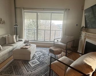 Sugarbush Mountainside Retreat - Ski In Ski Out - Warren - Living room