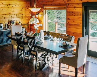 Custom built, hilltop country retreat on 5 acres. Private, secluded & secure. - Centralia - Comedor