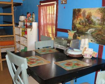 Charming cabin in Spring Hill with AC, WiFi, Corgis, Chickens, Star view - Spring Hill - Jídelna