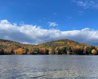 Cozy cottage lake retreat with private beach. Stunning Fall Foliage Views - Waterford