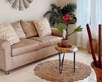 Farm house brWarm, cozy and full of charm - Higüey - Sala de estar