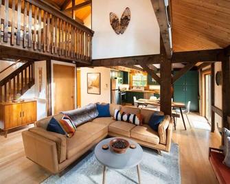 Stonebridge Cabin: Modern Amenities, Enjoy Nature! - Lee - Living room