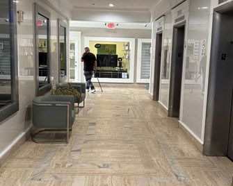1. Direct ocean view with balcony. Wonderful and unique view.Beach Tiki bar - Fort Lauderdale - Hallway