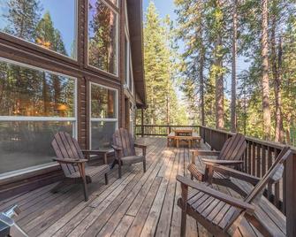 Large Rec Room With Foosball, Bumper Pool, Poker Table - Dorrington - Patio
