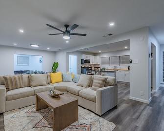 Luxurious Home With Hot Tub & Tree Deck By 6flags - Grey Forest - Living room