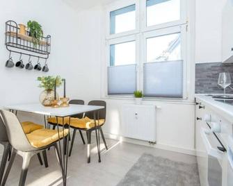 Perfect for 4 | 10min zur Messe, Bathtub + Shower, full Kitchen - Essen
