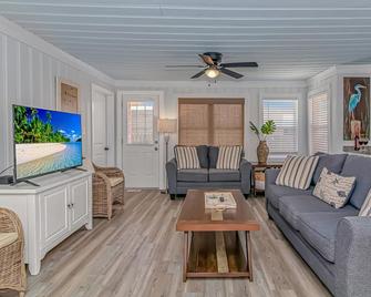 Peach Beach Retreat-3BR, 1.5 B, perfect for Families, Golf cart to the beach! - Socastee - Living room