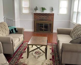Charming 3-bedroom retreat in a quiet neighborhood close to everything - Hyattsville - Sala de estar
