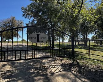 Room #4, sleeps 2 located just 20 mins from the heart of downtown Waxahachie. - Forreston - Widok na zewnątrz