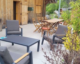 Family chalet in Verchaix - Verchaix - Patio