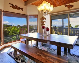 Private lush 2 Acre Mountain Home Maui w/ many amenities - Makawao - Dining room