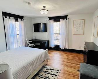 Romantic West End Apartment with Parking - Portland - Habitación