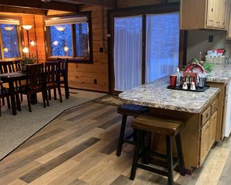 Log Home Getaway Surrounded by meadows & Mountains - Newport - Restaurant