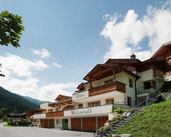 Chalet in Saalbach near Ski Lift - Hinterglemm - Building