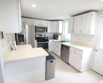 Group Getaway Mansion in the Heart of Pennington - Pennington - Cocina