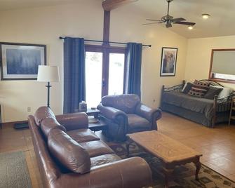 Private Abode on Beautiful Acreage with EV charging available - Glenwood Springs - Living room