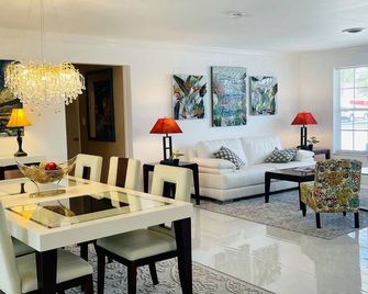 Artsy, water-views, heated pool, tiki, 4Bdrom, 3Bth, Sleeps 10 - Boynton Beach - Dining room