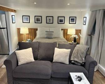 Southern New England Luxury with private patio, fireplace, spa like bathroom! - Warwick - Bedroom
