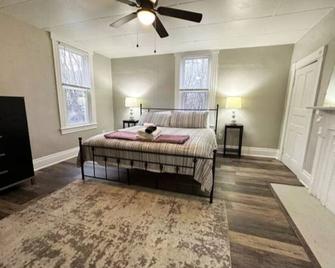 Hot Tub Cozy Woodsy Retreat Close To The City - Pittsburgh