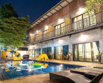 The Bike Loft Family Hostel - Hua Hin