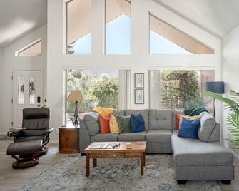 Red Rock Vista Home - Luxe Comfort & Breathtaking Views - Village of Oak Creek - Living room