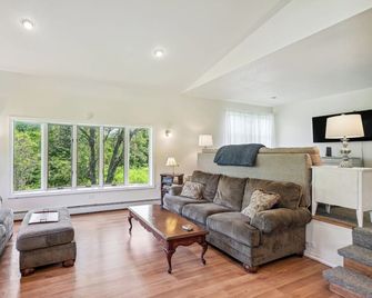 Charming & Scenic Gouldsboro Getaway w/ Patio! - Gouldsboro - Sala de estar
