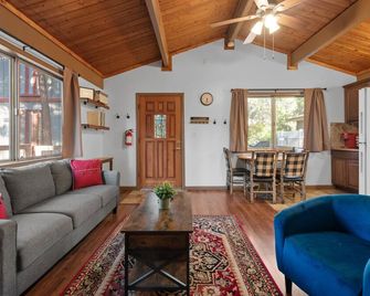Cute Cozy Cabin - Nestled in the quiet neighborhood of Sugarloaf. - Sugarloaf - Living room
