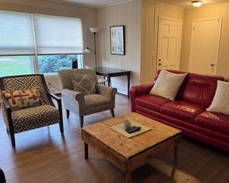 Cozy 2 BR on 1 Acre Horse Property - Lafayette - Sala de estar