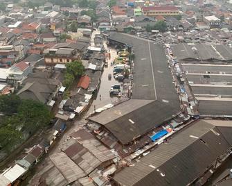 Comfort and Homey Studio at Margonda Residence 5 Apartment By Travelio - Depok - Vista del exterior